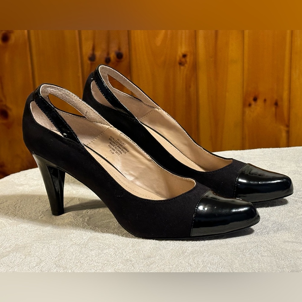 Very nice condition. Really love the look of these heels!